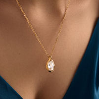 Collier J&D Designer en acier inoxydable plaqué or 18 carats, pendentif hexagonal géométrique classique en verre, chaîne en O