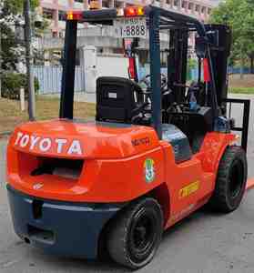 Montacargas Diésel Toyota de 5T con Tres Mástiles, Altura de Elevación de 4.5m, Motor Japonés Original, Precio de Fábrica, Resistente y Duradero - Product Image 4