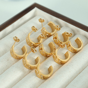 ต่างหูเพชรรูปตัว C สีทอง 2 ซม. ดีไซน์รูปดาวรูปตัว U สำหรับผู้หญิงสวมใส่ทุกวัน - Product Image 2