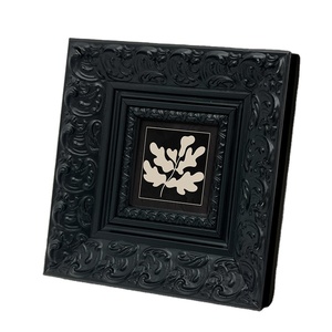 <span class=keywords><strong>Cornice</strong></span> Fotografica Moderna di Alta Gamma, Piccola e Elegante, in Legno Massello Nero Intagliato, con Stampa UV, Ecologica, da Parete - Product Image 1