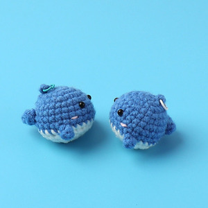 Venta al por mayor <span class=keywords><strong>de</strong></span> lana <span class=keywords><strong>de</strong></span> <span class=keywords><strong>ganchillo</strong></span> pequeña ballena llavero lindo dibujos animados creativo hecho a mano pareja bolsa encanto Accesorios - Product Image 3