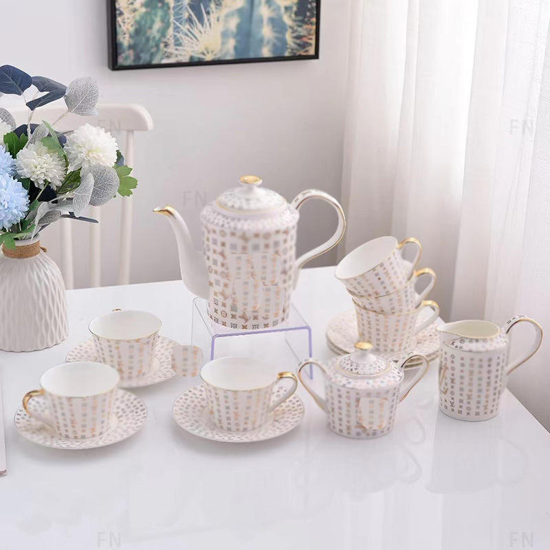 สีขาวน้ำนม