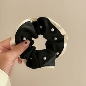 Élastiques à cheveux unisexes élégants avec fleurs blanches et noires, perles et chouchous en soie satinée – Accessoire - Product Image 1