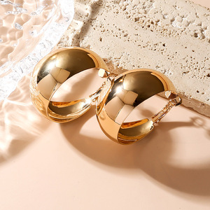 Vente en gros de bijoux tendance Kaimei en ligne Boucles d'oreilles à clip en or <span class=keywords><strong>large</strong></span> avec <span class=keywords><strong>anneau</strong></span> lisse incurvé et uni - Product Image 2