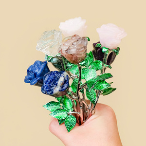 Ornement en cristal naturel sculpté en forme <span class=keywords><strong>de</strong></span> <span class=keywords><strong>rose</strong></span> à double tête, <span class=keywords><strong>rose</strong></span> en cristal avec feuilles vertes pour la décoration <span class=keywords><strong>de</strong></span> la maison - Product Image 5