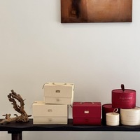 Caja de Regalo Redonda Beige de Lujo con Asa de Perlas, Caja de Embalaje Cilíndrica con Logotipo Personalizado en Relieve para Recuerdos de Boda/Damas de Honor/Fiestas