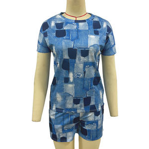 Conjunto de Dos Piezas de Moda Casual para Mujer con Camiseta de Cuello Redondo Manga Corta y Estampado Digital con Shorts de Cintura Elástica de Color Sólido - Product Image 6