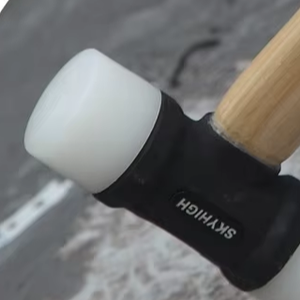 Maillet double face en nylon blanc avec manche en bois ciré blanc, marteau non-marquant pour le montage de revêtements de sol et de meubles - Product Image 2
