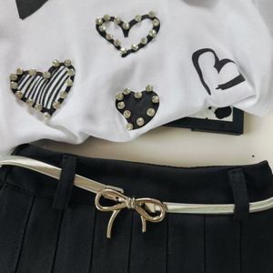 Completo estivo da ragazza con cuore decorato con borchie, top a maniche corte e gonna a pieghe tinta unita - Product Image 2