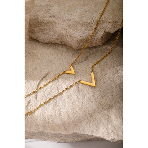 Voyageur V-System Necklace-Arquitectura de clavícula diédrica con capas paramétricas en fusión de oro de grado médico - Product Image 2