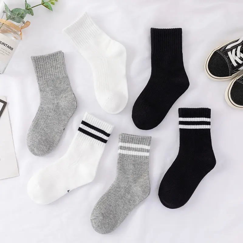 Hot Sale Kinder Mid-Tube Sport einfarbige Baumwolle Student Socken Mode Jungen und Mädchen Socken