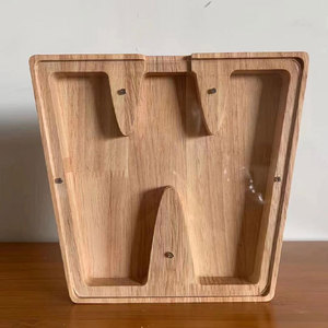 Hucha de madera con forma de letra y estante extraíble para regalo personal - Product Image 2