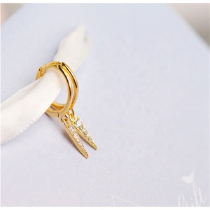 FUAMAY Pendientes de Aro Triangulares con Puntas de <span class=keywords><strong>Plata</strong></span> Sólida 925 Bañados en Oro, Joyería de Circonita, Pendientes Colgantes con Aro Puntiagudo - Product Image 3