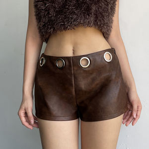 Shorts en cuir PU vintage pour femmes avec taille à œillets, taille mi-haute, coupe slim, détail anneau métallique, style sexy et décontracté - Product Image 4