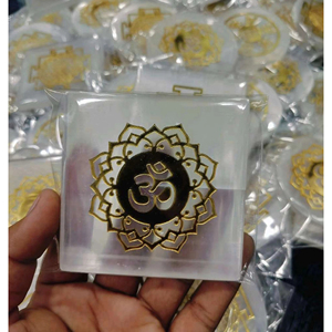 Placa de Carga de Cristal de Selenita Hecha a Mano con Símbolos Om Grabados, Placa de Carga para Meditación y Decoración, Herramienta de Sanación - Product Image 1