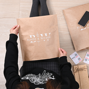 Bolsas de papel Kraft personalizadas al por mayor directas de fábrica con impresión de logotipo personalizado para <span class=keywords><strong>embalaje</strong></span> de ropa <span class=keywords><strong>y</strong></span> compras - Product Image 1