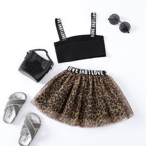 Nouvel ensemble d'été 2022 pour fille : Haut court à bretelles côtelé avec lettres et jupe en maille imprimé léopard - Product Image 1