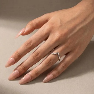Bague de mariage élégante et courbée pour femme en argent sterling plaqué or jaune avec diamant moissanite pour femme - Product Image 6