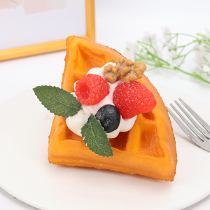 เค้กวาฟเฟิลสามเหลี่ยมจำลอง PU ฟื้นตัวเร็ว ขนมหวานจำลอง ครีมผลไม้ ขนมปัง - Product Image 3