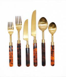 Ensemble de couverts en or mat de qualité supérieure avec manche rond en écaille de tortue, couverts en acier inoxydable durable pour des dîners de luxe et une table élégante - Product Image 1