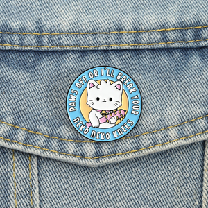 Spilla Smaltata Gatto Soffice e Minaccioso, Grazioso ma Spaventoso, con Scritta 'Paws Off or I Will Break Your Knees', Gioielli all'Ingrosso - Product Image 1