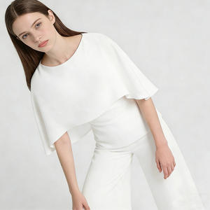 Chemisier élégant et minimaliste pour <span class=keywords><strong>femme</strong></span>, col bateau, manches cape, blanc, idéal pour le bureau ou les soirées - Product Image 1