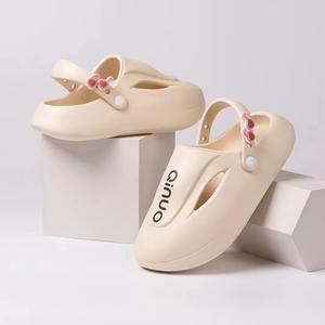 Zuecos Onuo para mujer, zapatos planos de verano de EVA negros, sandalias de playa cómodas con punta cerrada antideslizantes, talla 35-40 - Product Image 2