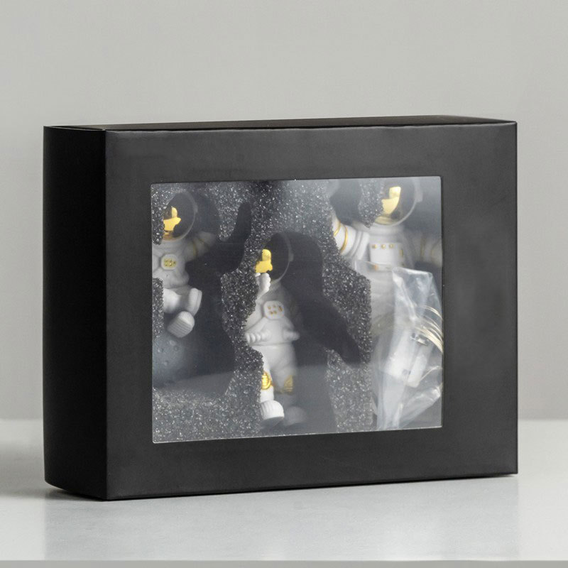 Caja de regalo negra pura de tres piezas dorada con forma de trompeta.