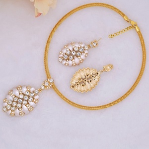 Ensemble de Bijoux Économique en Alliage Doré pour Femme, Parure de Mode pour Mariage ou Fête, Incluant Boucles d'Oreilles et Bracelet, Idéal pour un Cadeau - Product Image 5