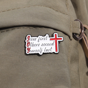 Broche émaillée bicolore noir et blanc avec motif croix, Jésus à l'intérieur, et la citation « Première Fille, Lis ta Bible » - Product Image 6