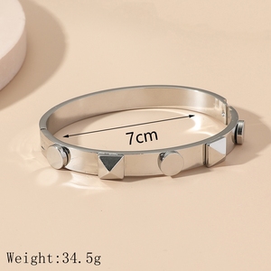 <span class=keywords><strong>Bracciale</strong></span> <span class=keywords><strong>bracciale</strong></span> personalizzato <span class=keywords><strong>con</strong></span> <span class=keywords><strong>nome</strong></span> Laser incisabile <span class=keywords><strong>con</strong></span> Logo di alta gioielleria <span class=keywords><strong>bracciale</strong></span> oro placcato in acciaio inossidabile rivetto <span class=keywords><strong>argento</strong></span> <span class=keywords><strong>bracciale</strong></span> <span class=keywords><strong>rigido</strong></span> - Product Image 4