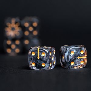 Dadi di lusso in resina in lamina nera gioco da tavolo con bordi levigati produttore di dadi eretici - Product Image 2