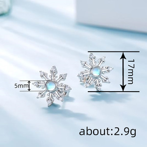 Orecchini a Forma di Fiocco di Neve Natalizio per Donne, Gioielli per Orecchie Carini e Piccoli per le Festività - Product Image 4