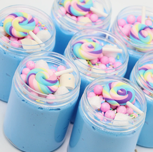 Slime de Colores Arcoíris en Vasos Azules con Chispas y Decoraciones de Caramelos para Niños, Diversión con Plastilina y Slime - Product Image 3