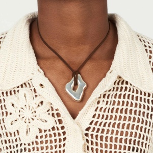 Nouveauté Bijoux de Mode Plage et Mer Collier Pendentif Creux Irrégulier en Acier Inoxydable Plaqué Or 18K Personnalisable Effet Liquide Brillant pour Femme - Product Image 1
