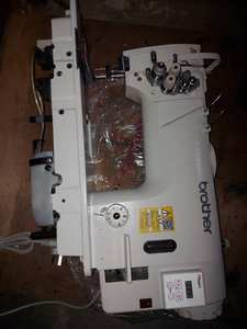 Brother Подержанный T-8720C двойной шов для иглы с большим крючком, швейная машина в комплекте со столом - Product Image 5