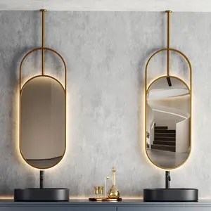 Miroir décoratif moderne en métal avec cadre en acier et grandes lumières à LED pour salon de beauté