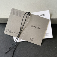 Étiquettes suspendues personnalisées en papier cartonné bleu importé avec marquage à chaud or-noir, étiquettes de cou beige, étiquettes d'entretien en satin TPU blanc