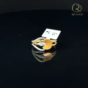 Elegante anillo de oro con diseño moderno de hojas y piedras brillantes, joyería elegante para mujer, perfecta para uso diario y ocasiones especiales. - Product Image 1