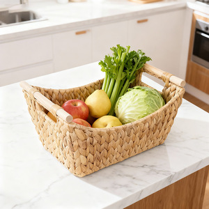 Panier de rangement rectangulaire en jacinthe d'eau fait main avec poignées en bois pour la cuisine, les fruits, les légumes, la maison, la chambre et l'organisation - Product Image 4