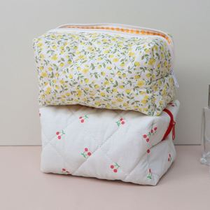 Pochette de maquillage vintage matelassée pour femmes et filles, en coton, à fleurs, grande capacité, trousse de toilette portable - Product Image 5