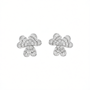 E4405 Orecchini a lobo con fiore in oro bianco e zirconi incastonati a canale, stile classico da festa per donna - Product Image 1
