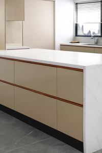 Gabinetes de Cocina Modernos SANTOPOVA con Encimera de Mármol, Detalles en Naranja y Electrodomésticos Integrados - Product Image 3