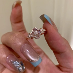 Anelli di Lusso con Cristalli e Strass, Fiore Portafortuna in Conchiglia Rosa e Zircone, Anello a Quadrifoglio per Donne e Ragazze - Product Image 1