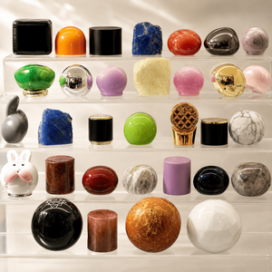 Tapa de Perfume de Zamac Grabada Personalizada con Nudos Celtas - Diseño Herencia para Marcas Culturales - Product Image 1