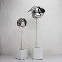 Sculpture d'oiseau abstraite moderne en métal, design Art Déco, finition argentée, figurine de luxe sur base en marbre blanc, en stock, décoration d'intérieur