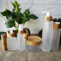 Bouteille carrée en plastique PET de luxe en gros avec bouchon en bois et impression sérigraphique pour gel douche, parfum, shampoing, lotion, logo personnalisé
