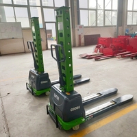Transpalette Électrique Autoporté Robuste SAFER 500 kg avec Moteur 12V DC, Batterie Plomb-Acide et Déplaceur Latéral pour