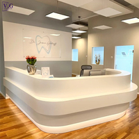 Comptoir de réception personnalisé moderne en Corian blanc brillant de haute qualité pour hôtels et banques, MOQ 1 ensemble