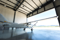 Hangar d'avion préfabriqué sur mesure à grande portée, design moderne, structure en acier préfabriquée